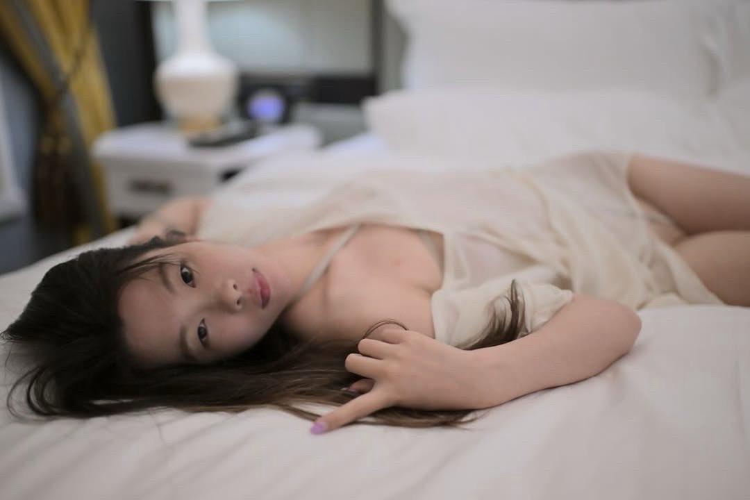 九浅一深插女友屁眼，操的女友找妈妈，最后屁眼内射。