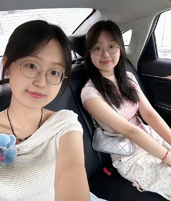 操小姨子，和老婆长得很像。