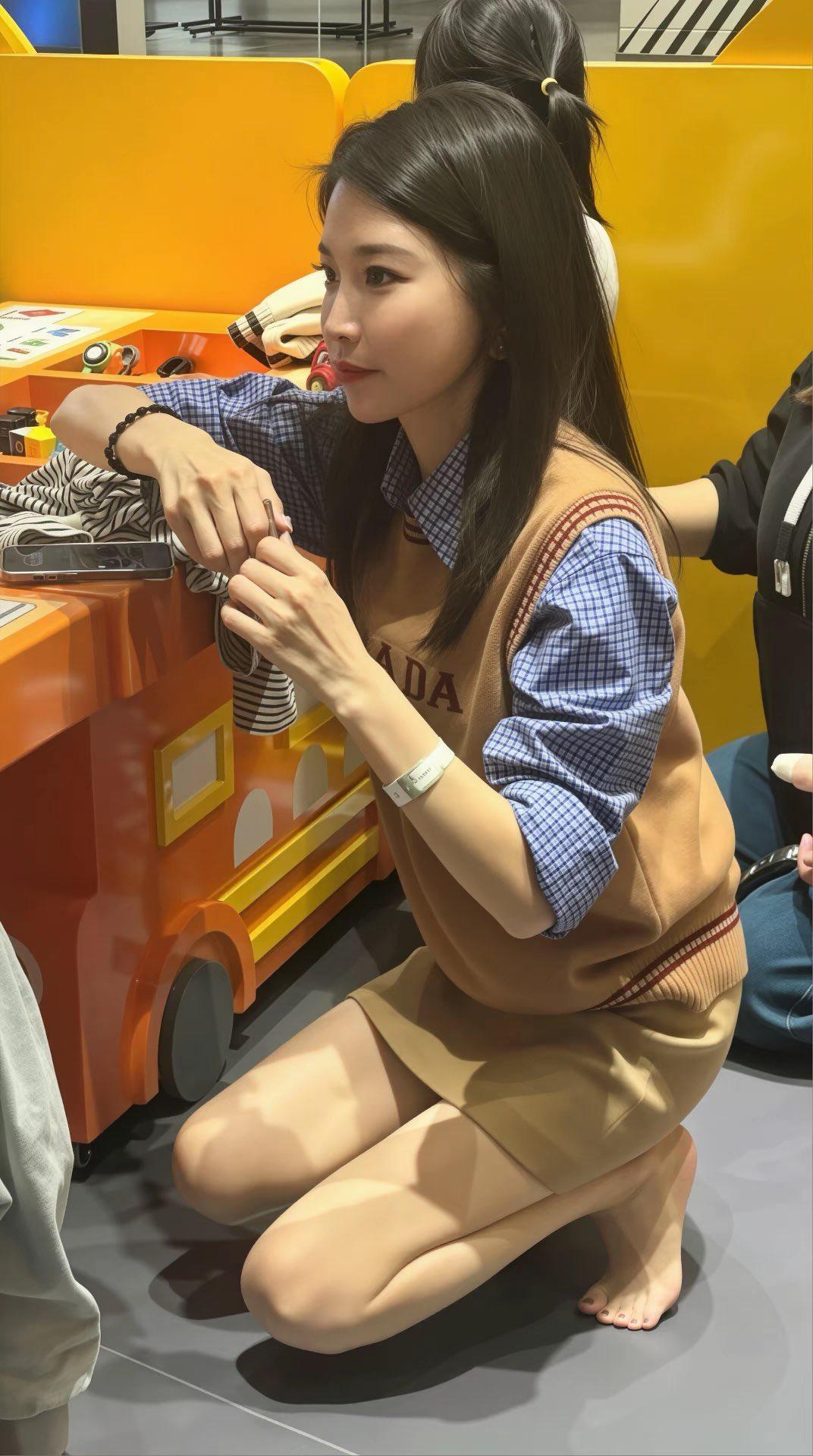 勾搭儿子幼儿园同学的妈妈，水超多，操的咕叽咕叽的。