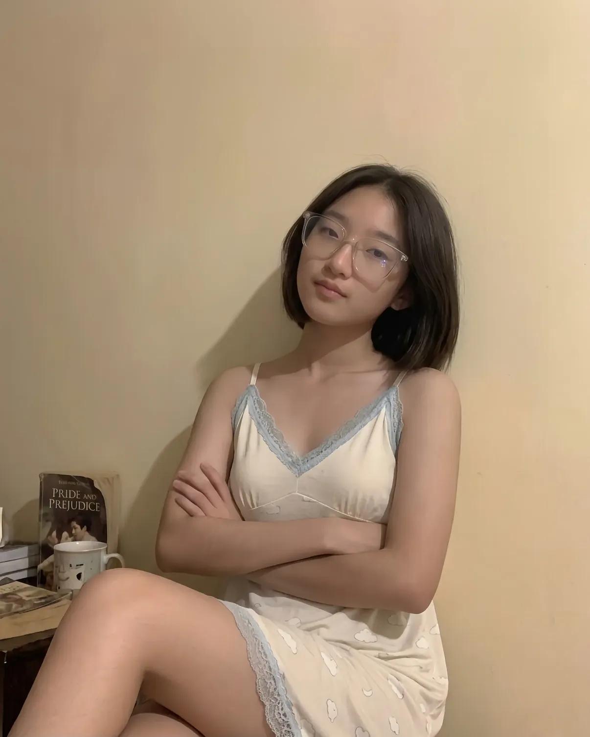 干骚逼眼镜妹，还说我操的好快。