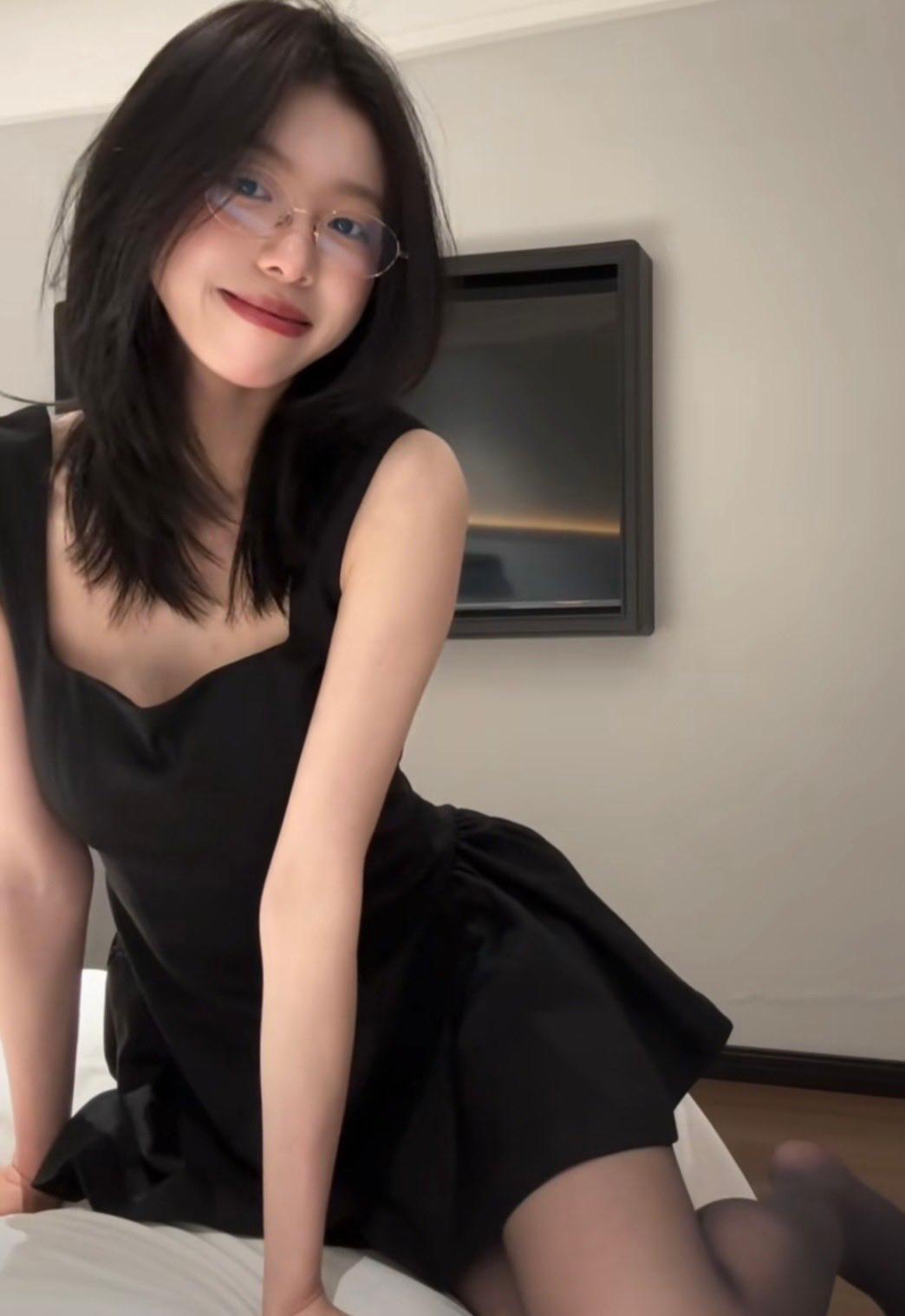 给学生补课，结果把她妈操的哇哇叫，叫床都被她闺女听到了。