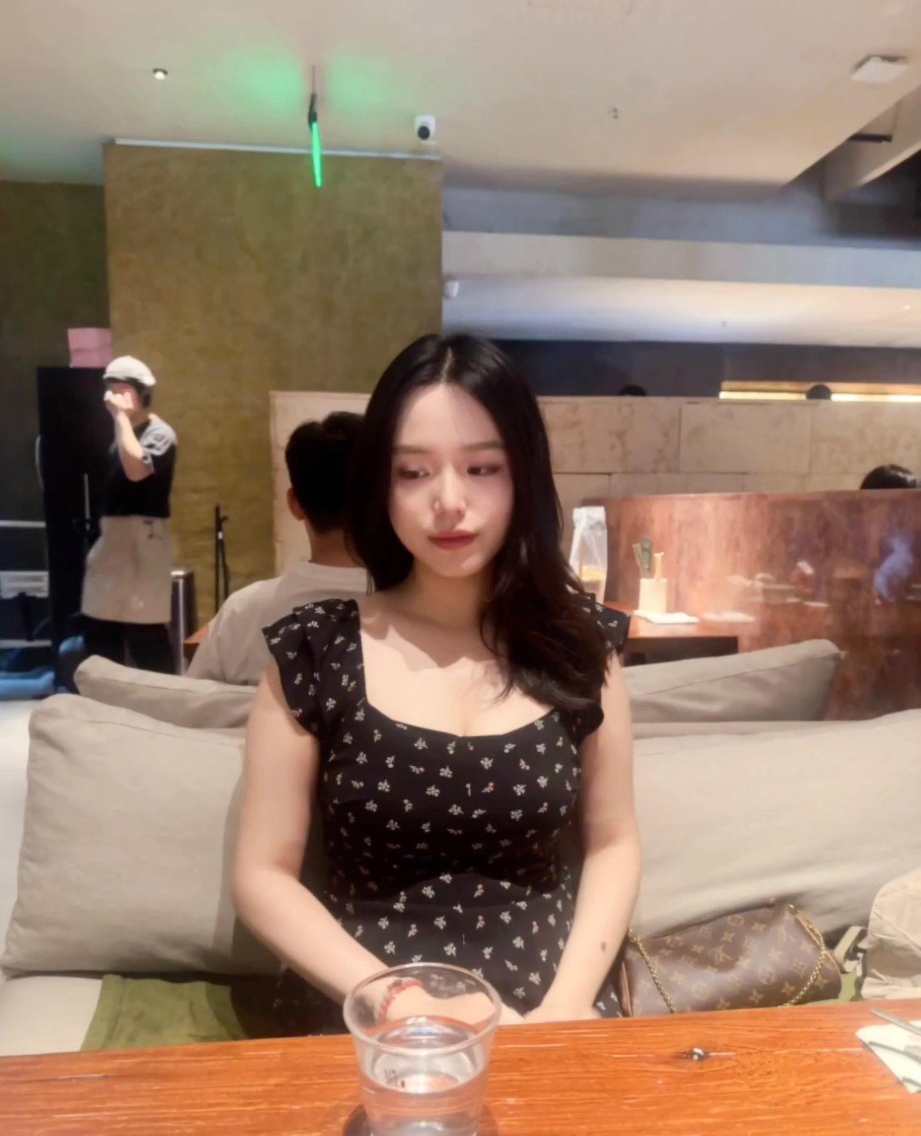 老婆说今天鸡巴好粗撑开了，还说自己是鸡巴套子。