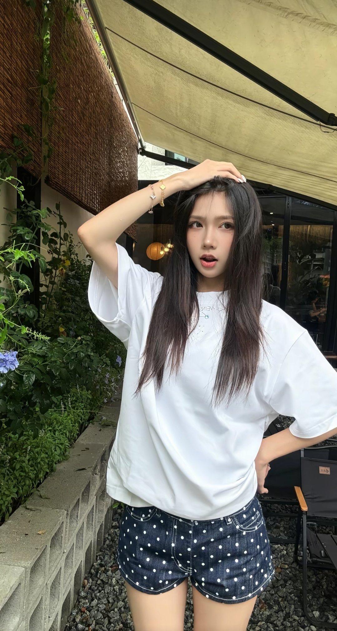 精神小妹被带到酒店狂日，声音太诱人，我在门口听的鸡巴邦邦硬。