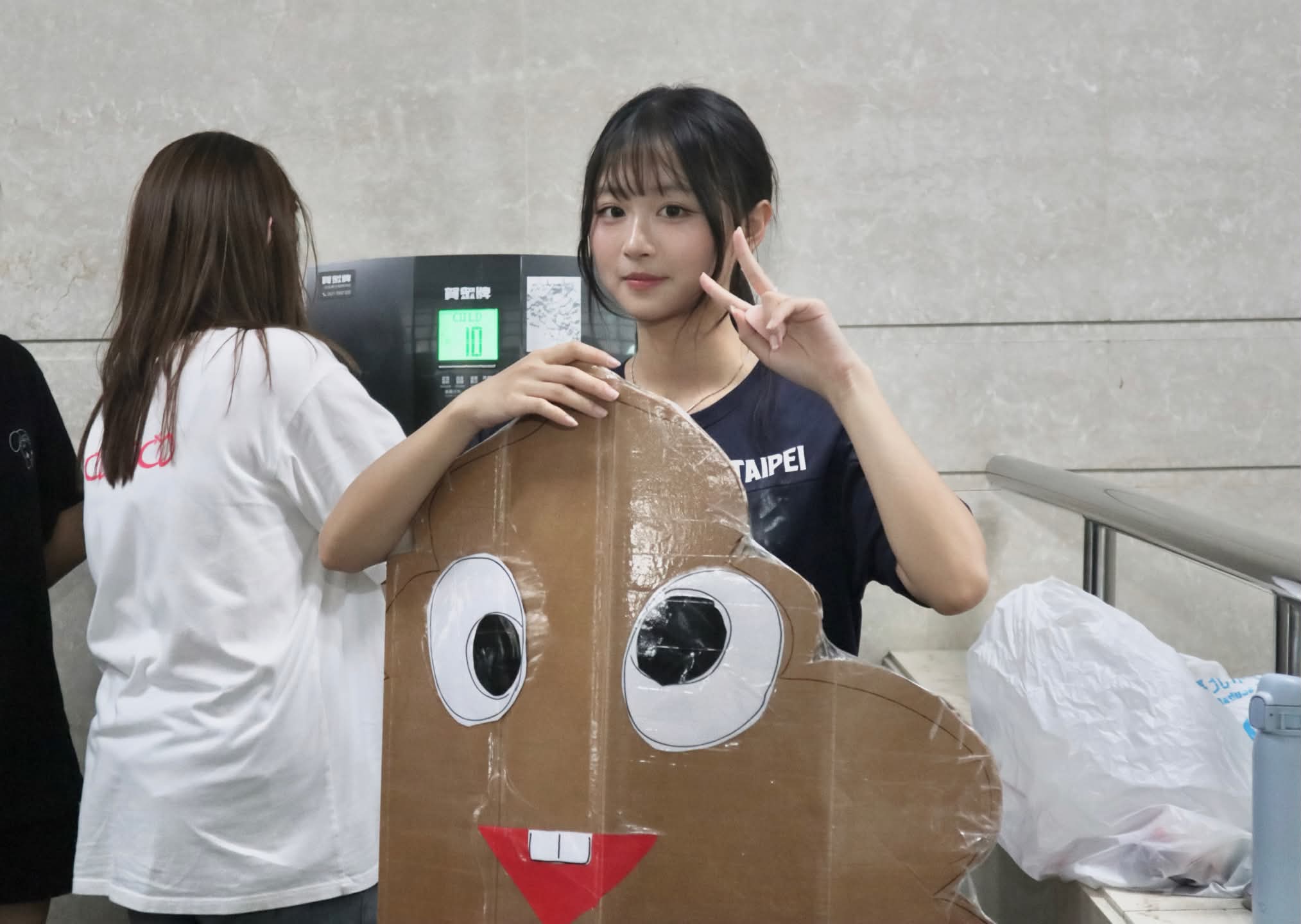 带公司有男朋友的实习生去厦门旅游，第一晚就操了 3 次。
