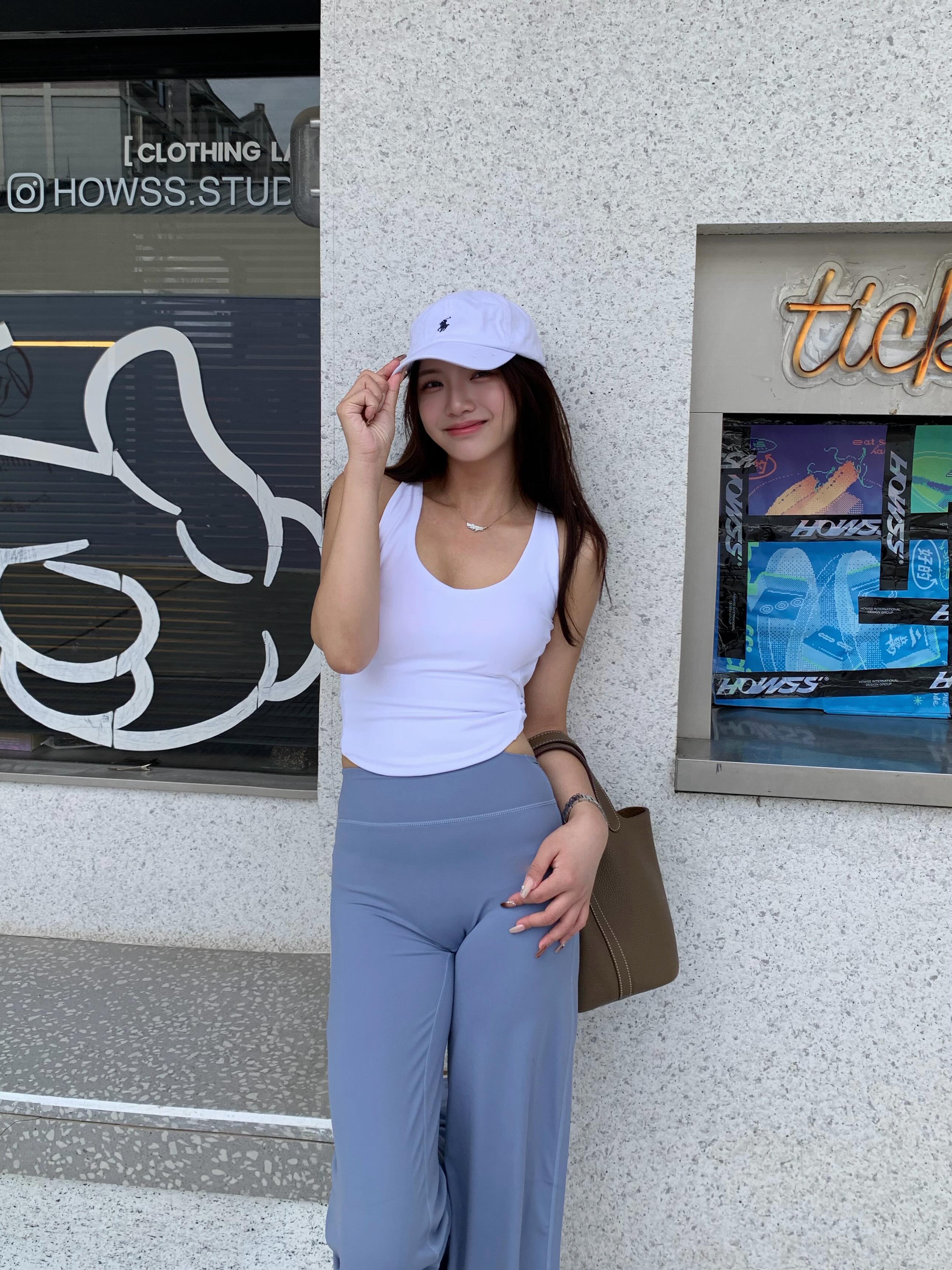 国庆操馒头逼女大，逼紧水多。