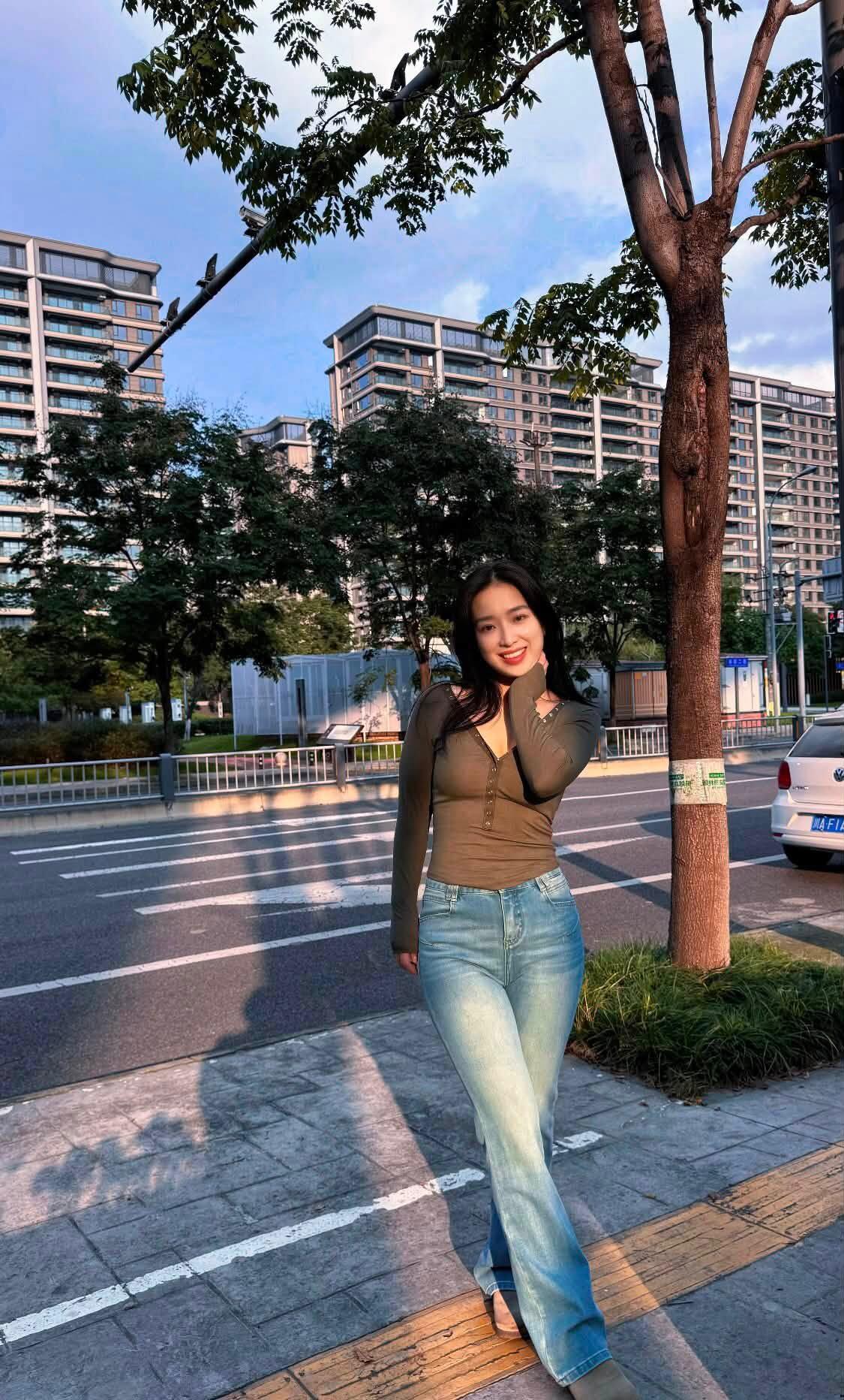 偷录室友和他女友操逼，叫床声听的我鸡巴硬的发紫。