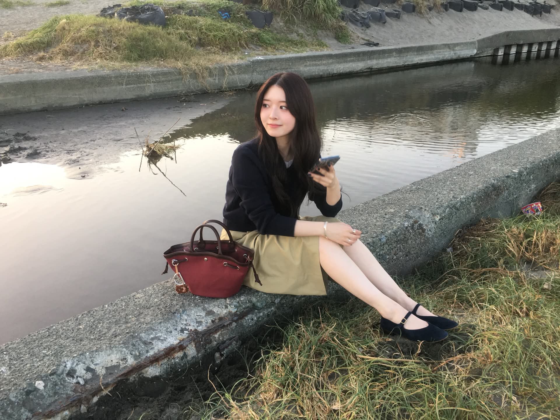 日乖巧女友，偷偷录下叫床声。