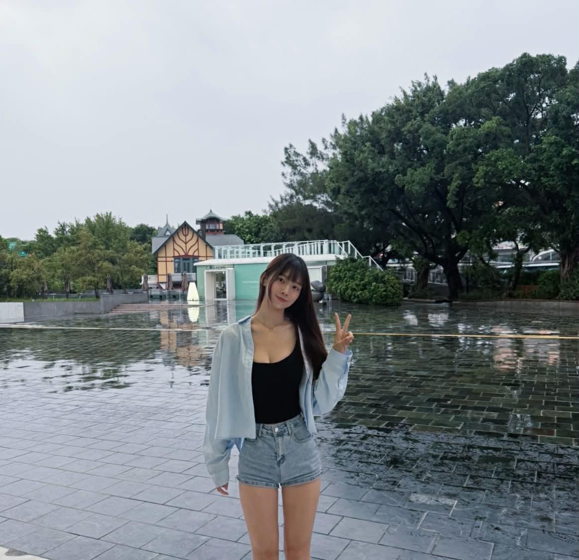 和老婆旅游，晚上做爱，最后高潮。